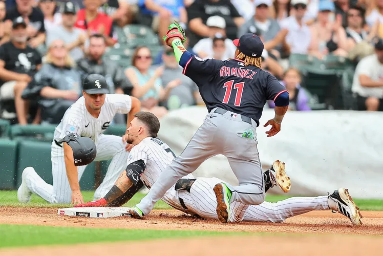 White Sox pad lead to four games over Guardians